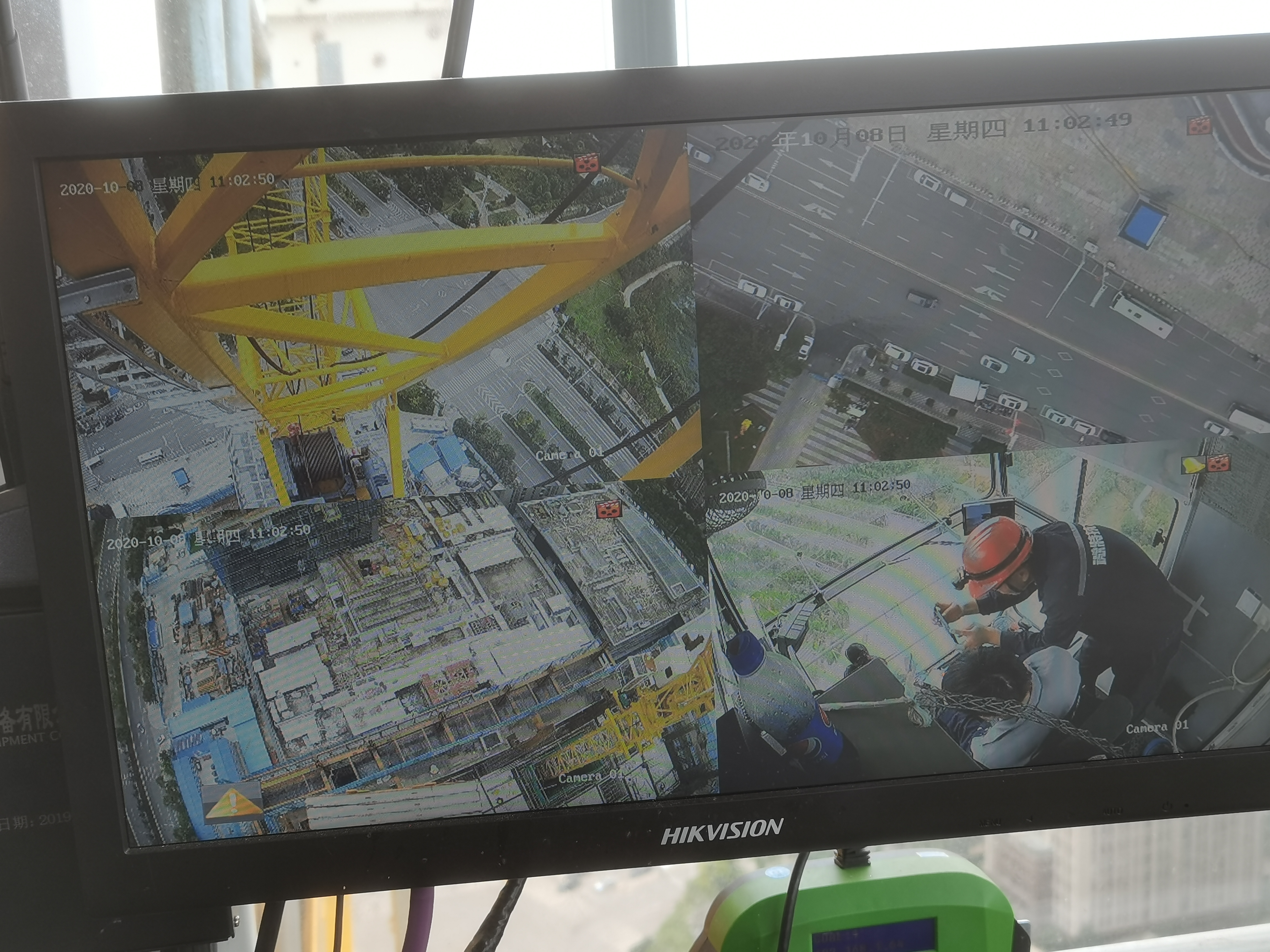 透過駕駛室的視頻監控看到微特的工程師正在作業